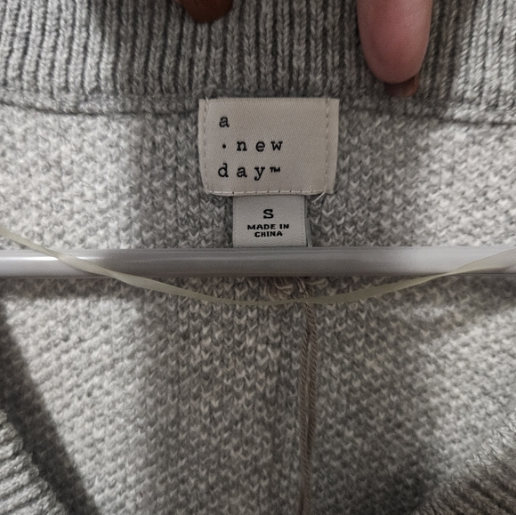 NWOT a new day gray sweater vest with white stripe design size s - Picture 3 of 5